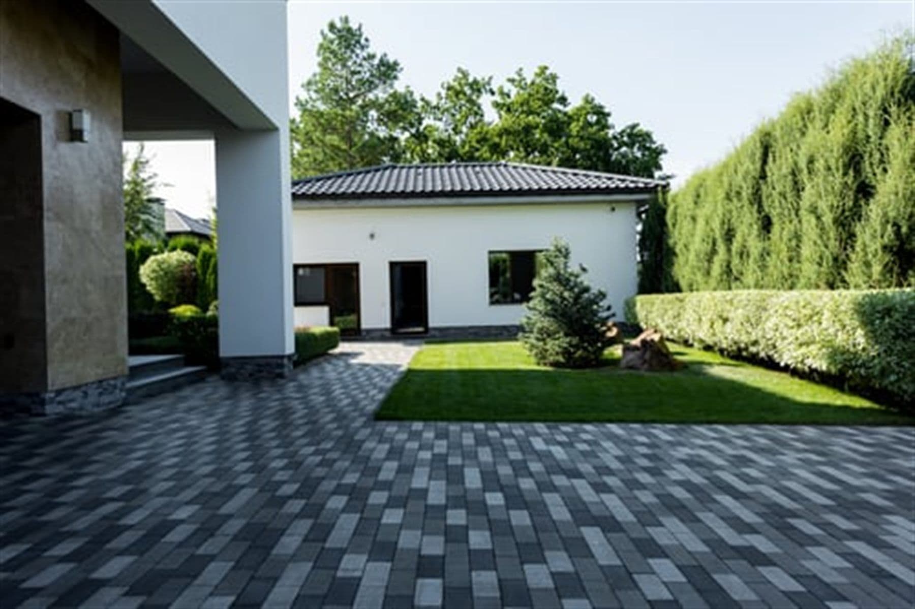 Modern Southern California home with a newly poured concrete driveway by Concecret Construction Corp